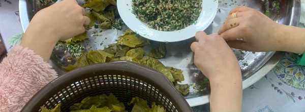 سيدات مقيمات في مركز إستضافة جديتا للنجدة الشعبية ، يتشاركن في تحضير الطعام بأجواء جدا” عائلية